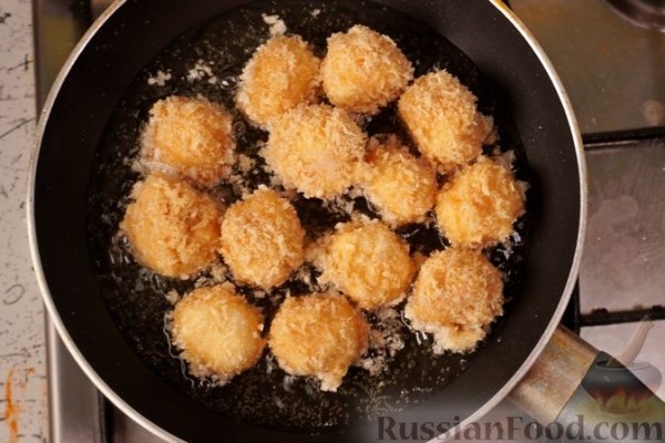 Салат с персиками, жареной фетой и миксом зелени