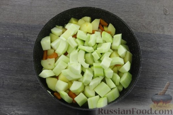 Картофельное рагу с кабачками и тушёнкой