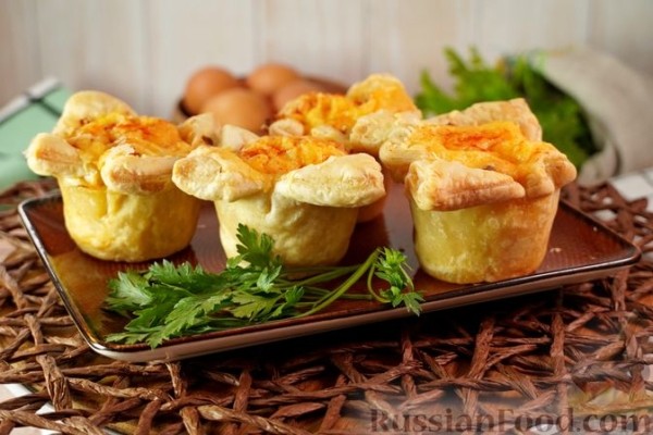 Закусочные слойки с курицей, яйцами и сыром