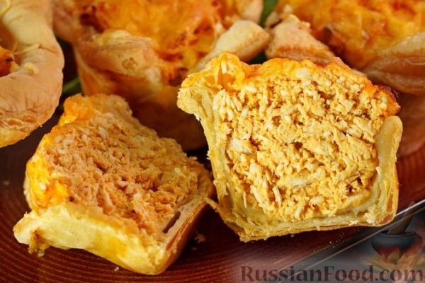 Закусочные слойки с курицей, яйцами и сыром
