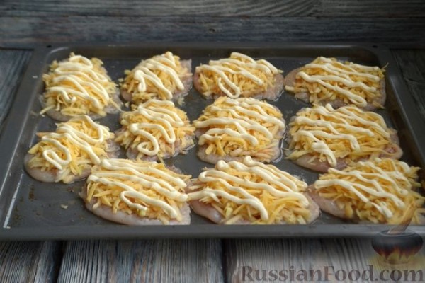 Куриное филе, запечённое с яблоками и сыром