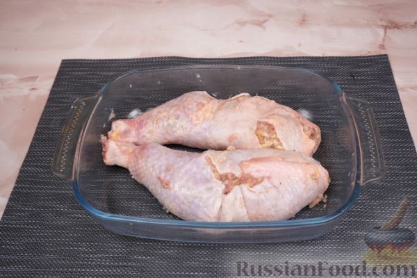 Фаршированные куриные окорочка с кабачком