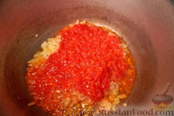 Летнее рагу из свежей стручковой фасоли с помидорами и луком