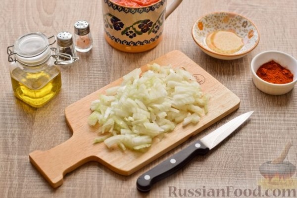 Рагу с болгарским перцем и сосисками в томатном соусе