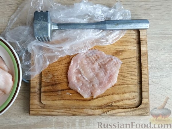 Куриные рулетики с болгарским перцем и помидорами, под сыром (в духовке)