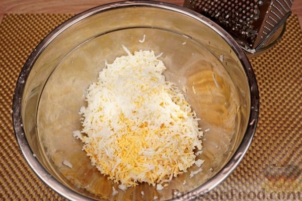 Рулетики из баклажанов с яйцами и сыром