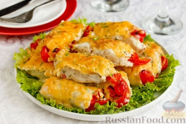 Куриные рулетики с болгарским перцем и помидорами, под сыром (в духовке)