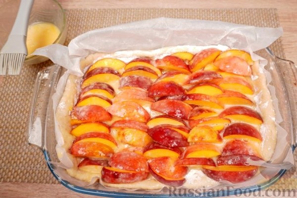 Дрожжевой пирог из картофельного теста с персиками