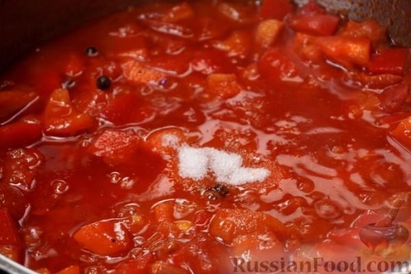 Кролик, томлённый в томатно-винном соусе с паприкой