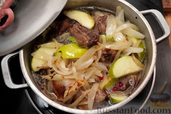 Утка, томлённая в сидре, с яблоками, клюквой и пряными травами