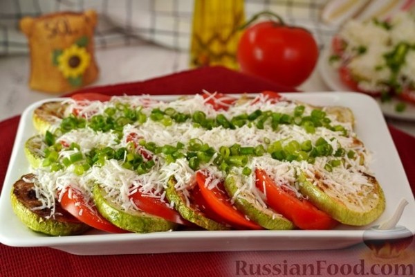 Кабачки по-молдавски с чесноком, помидорами и брынзой