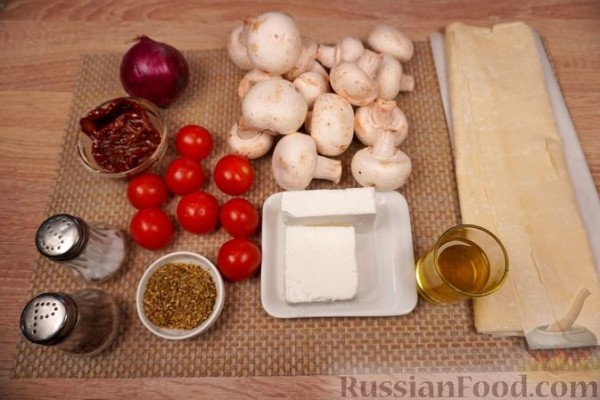 Закусочные корзинки из теста фило с грибами, фетой и томатами
