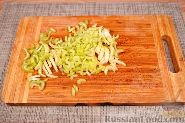 Салат с сельдереем и яйцами