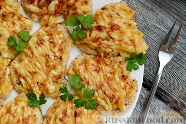 Куриное филе, запечённое с яблоками и сыром