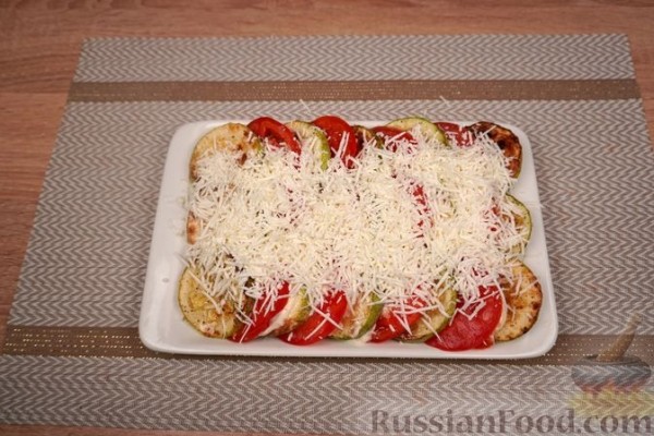 Кабачки по-молдавски с чесноком, помидорами и брынзой