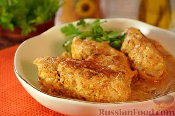 Куриные рулетики с грибами, в сливках
