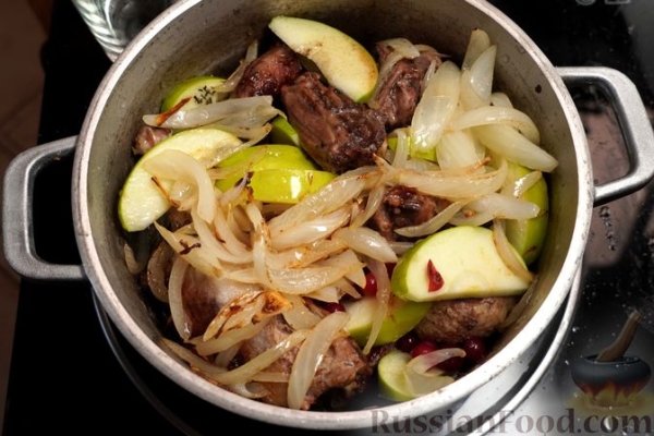Утка, томлённая в сидре, с яблоками, клюквой и пряными травами
