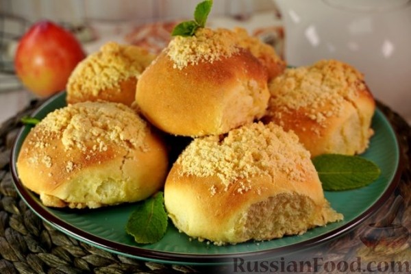 Дрожжевые булочки с персиками