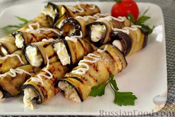 Рулетики из баклажанов с яйцами и сыром