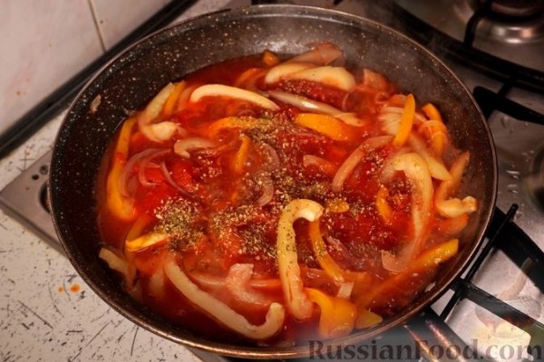 Шакшука с перцем, фетой и оливками