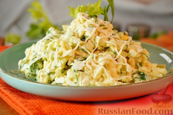 Салат с сельдереем и яйцами