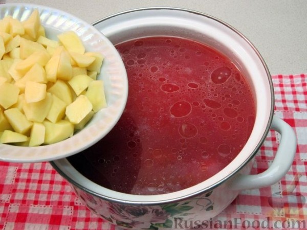 Украинский борщ с фасолью и свиными рёбрышками