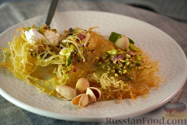 Кюнефе с фетой, фисташками и дынным сиропом