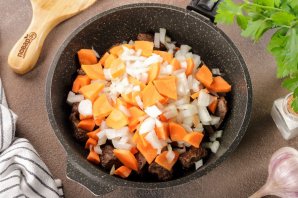 Гуляш с гречкой