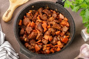 Гуляш с гречкой