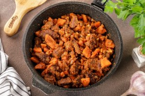 Гуляш с гречкой