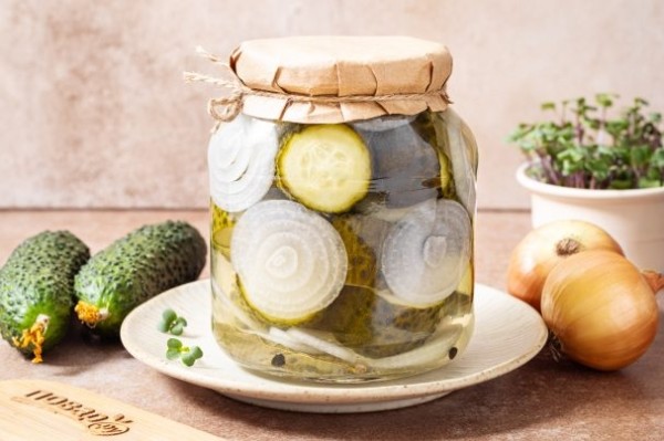 Огурцы с луком на зиму