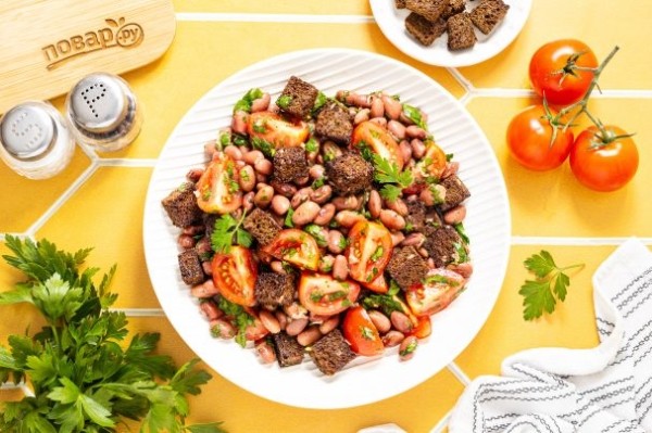 Салат с сухариками и фасолью
