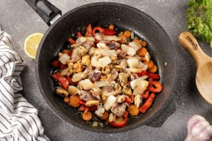 Жареный рис с морепродуктами Жареный рис с морепродуктами