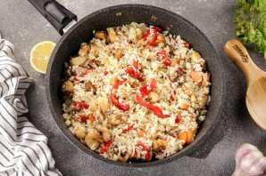 Жареный рис с морепродуктами Жареный рис с морепродуктами