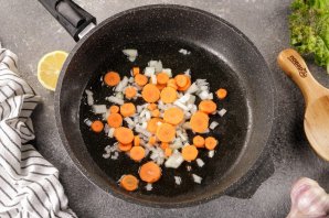 Жареный рис с морепродуктами Жареный рис с морепродуктами