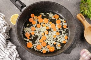 Жареный рис с морепродуктами Жареный рис с морепродуктами