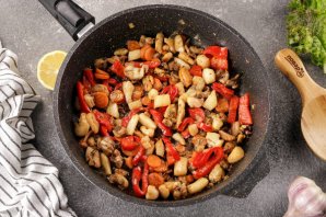 Жареный рис с морепродуктами Жареный рис с морепродуктами