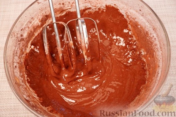 Торт из миндального безе с пралине, шоколадным заварным кремом и глазурью