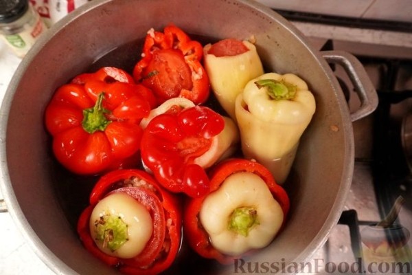 Фаршированный перец с рисом, фисташками и изюмом