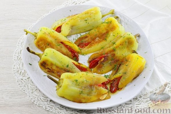 Жареный сладкий перец с помидорами и чесноком
