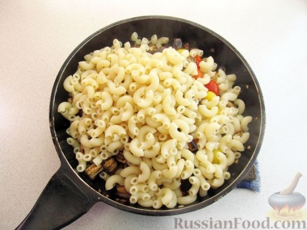 Макароны с фаршем, баклажанами и помидорами
