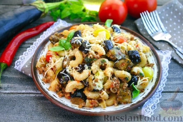 Макароны с фаршем, баклажанами и помидорами
