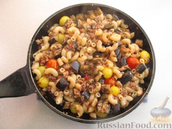 Макароны с фаршем, баклажанами и помидорами