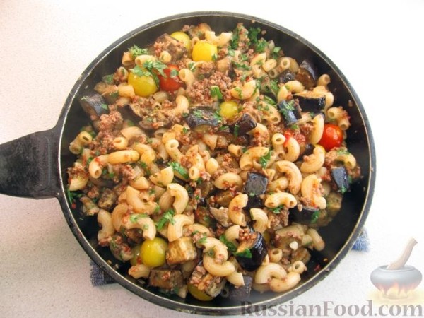 Макароны с фаршем, баклажанами и помидорами