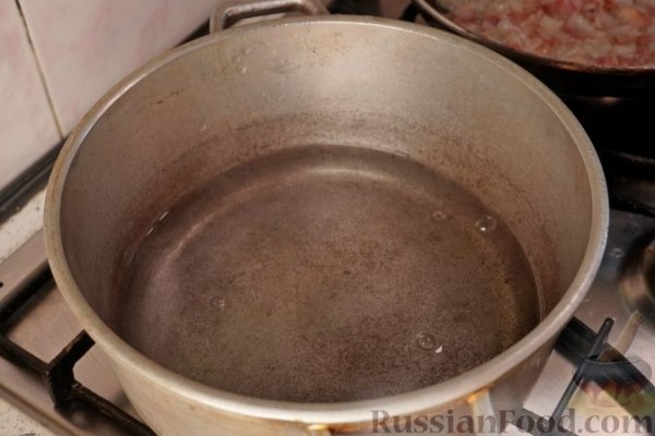 Запеканка из поленты с креветками и беконом
