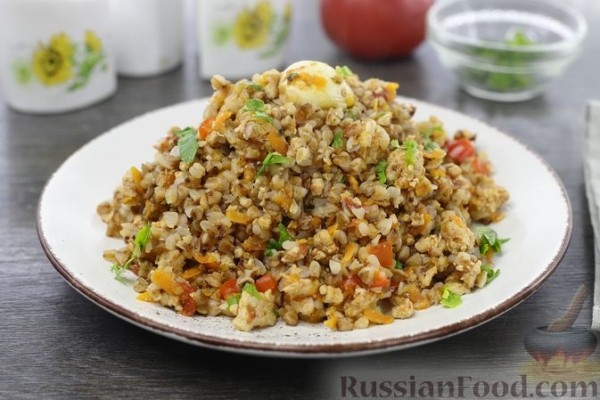 Гречка с фаршем, помидорами и сладким перцем (на сковороде)