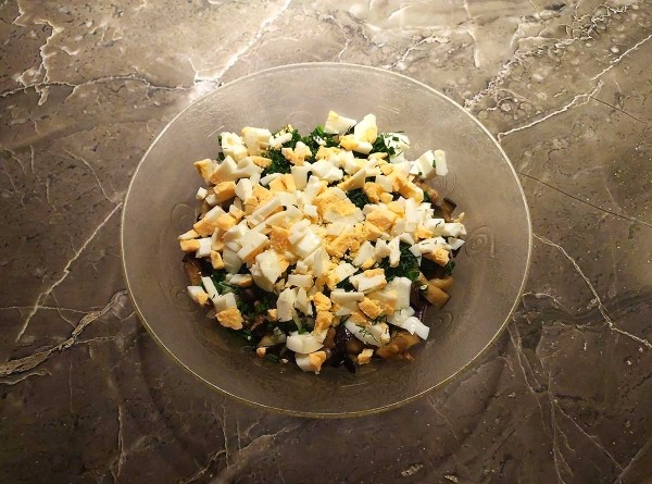 Салат с жареными баклажанами и яйцом