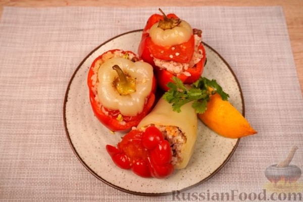 Фаршированный перец с рисом, фисташками и изюмом