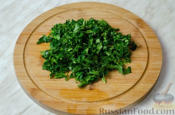 Курица, тушенная с грибами и сладким перцем в томатном соусе
