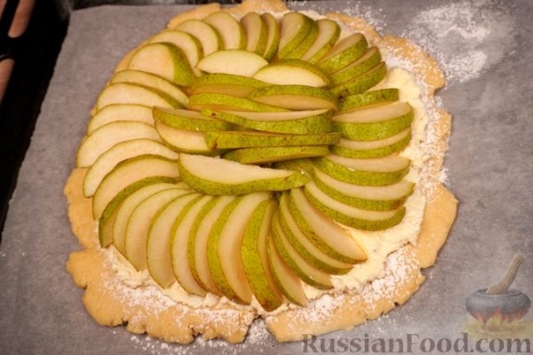 Открытый песочный пирог с рикоттой и грушей